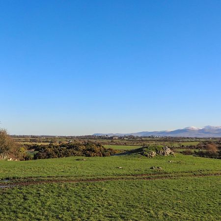 Cosy Barn Villa Dwyran Екстериор снимка
